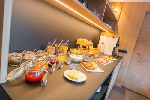 een tafel met eten en drinken op een aanrecht bij Ganovhof - Deluxe Chalet in San Valentino alla Muta