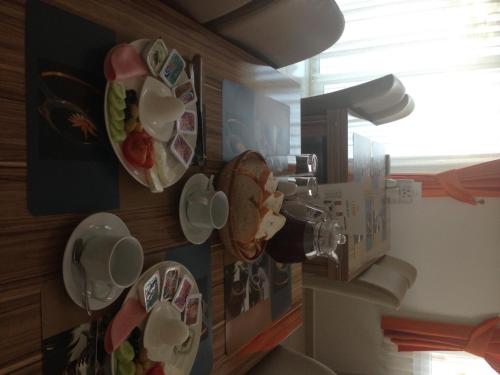 una cucina con piatti e tazze appesi a una parete di Mutado Hotel a Antalya (Adalia)