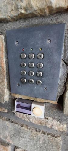 una caja metálica con mando a distancia en el suelo en Plein Vent situé à 800m entrée Combes circuit Spa Francorchamps, en Francorchamps