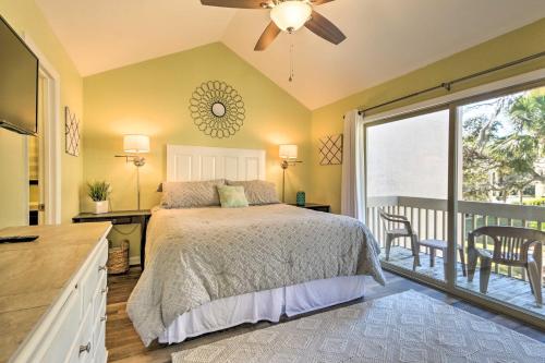 Ένα ή περισσότερα κρεβάτια σε δωμάτιο στο Half-Mi to Coligny Beach Hilton Head Resort Condo