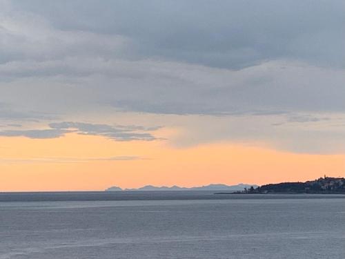 a view of the ocean at sunset at La finestra sul mare in Ospedaletti