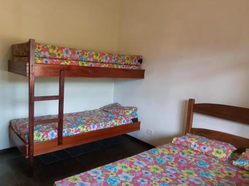 Tempat tidur susun dalam kamar di 0001.07 - Maranduba - Apto - 2 Dormitório - 8 Pessoas - 2 Quadras Do Mar - Piscina - Wi-Fi (Excursão 96 Pessoas)