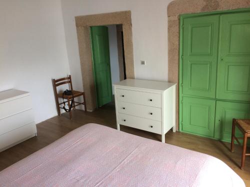 Ένα ή περισσότερα κρεβάτια σε δωμάτιο στο Casa das Andorinhas