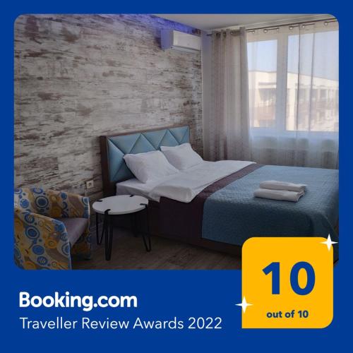 een slaapkamer met een bed met een blauw dekbed bij Стильная квартира для отдыха и бизнес поездок in Kiev