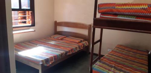 Habitación pequeña con litera y ventana en 0001.04 - Maranduba - Apto - 2 Dormitório - 8 Pessoas - 2 Quadras Do Mar - Piscina - Wi-Fi (Excursão 96 Pessoas), en Ubatuba