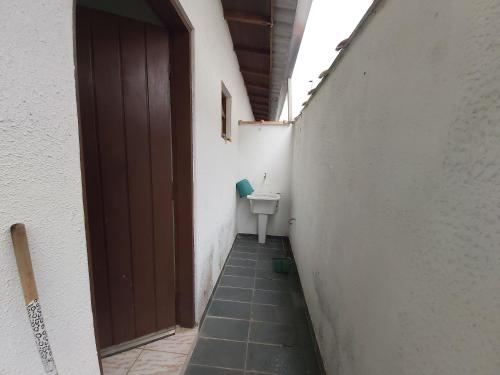 een steegje met een toilet en een wastafel in een gebouw bij 0006.02 - Maranduba - Chalé - 1 Dorm - 5 Pess - 3 Quadras Do Mar - Piscina Coletiva - WIFI in Ubatuba