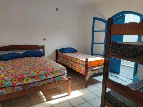 een slaapkamer met twee stapelbedden en een ladder bij 0005.02 - Maranduba - Chalé - 1 Dorm - 6 Pess - 3 Quadras Do Mar - Piscina Coletiva - WIFI - Ar Condicionado in Ubatuba