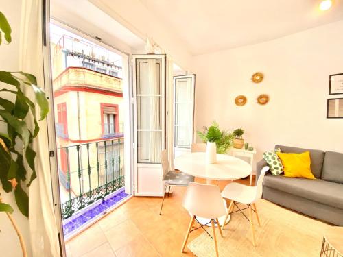 HomeySeville Comfortable studio old town, parking optional