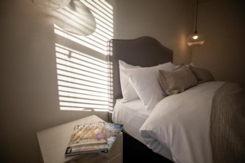 een slaapkamer met een bed en een boek op een tafel bij No 1 The Turret in Kelso