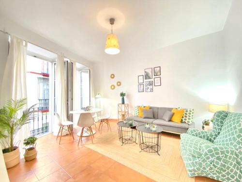 A seating area at SuperB Apartment in downtown of Sevilla ,parking optional, Top !!