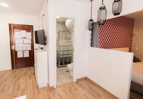 A bathroom at R&M ALOJAMIENTOS C/SIERPES 46