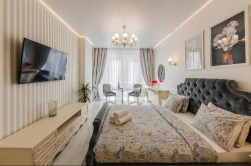- une chambre avec un grand lit et un salon dans l'établissement 1 room 50m2 center of Obolon near River side. Smart Plaza, à Kiev