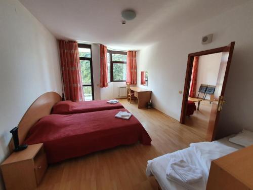 Giường trong phòng chung tại Flora Apartments TMF