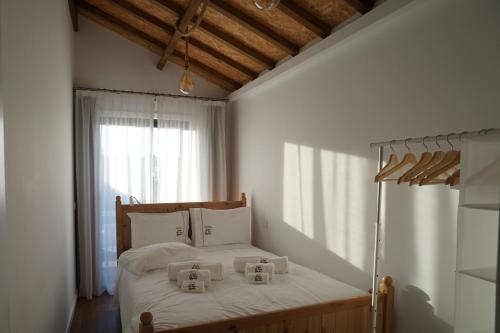 Un dormitorio con una cama con dos tazas. en Modern house - air cond, free parking, breakfast, en Vila Nova de Gaia