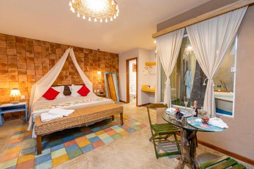 ein Schlafzimmer mit einem Bett und ein Badezimmer mit einer Badewanne in der Unterkunft Pousada Vila Parnaíba in Parnaíba