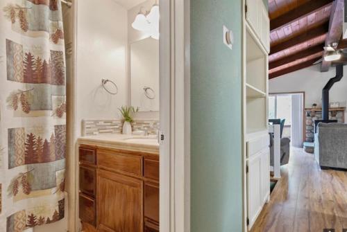 bagno con lavandino e specchio di Apple Belle Cabin Mountain Escape a Oakhurst