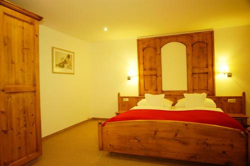 a bedroom with a large bed with a wooden headboard at Haus Acherkogel in Tumpen