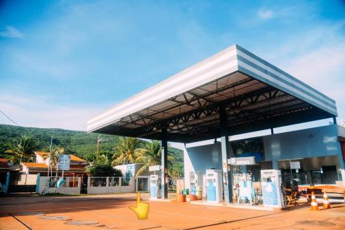 um posto de gasolina com um edifício azul e branco em Pousada Serra Azul em Estivado