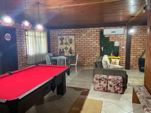 a living room with a pool table in it at Sítio com Piscina e Vista a 12km de Treze Tílias in Ibicaré