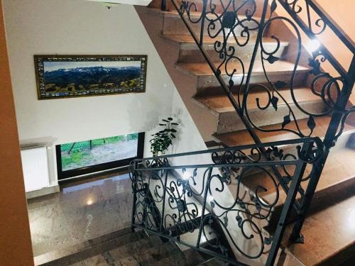 spiralne schody w domu z obrazem na ścianie w obiekcie Willa Tatrzańska Zohylina w Poroninie