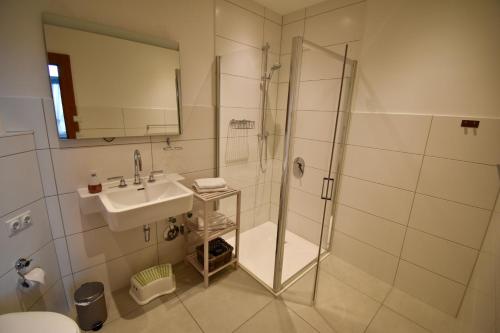 Vonios kambarys apgyvendinimo įstaigoje Villa am Strand