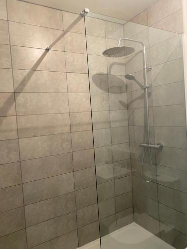 W łazience znajduje się prysznic ze szklanymi drzwiami. w obiekcie Vivez La vue mer - Studio - Port de plaisance - Plage w Hawrze