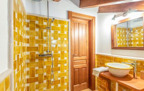y baño con lavabo y ducha acristalada. en Las Lomillas Reserva Ecológica, en Alcalá de los Gazules