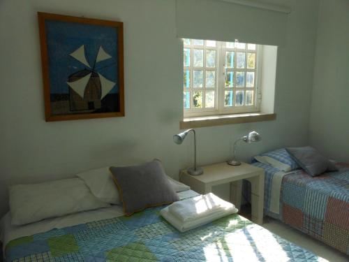 En eller flere senger på et rom på Quinta das Tamengas