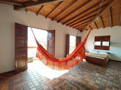 Casa Republicana en Jericó في جيريكو: غرفة نوم مع أرجوحة في غرفة