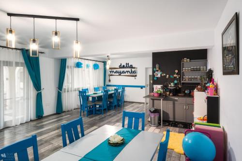 - une cuisine et une salle à manger avec une table et des chaises dans l'établissement Delta MAYANKA, à Mineri