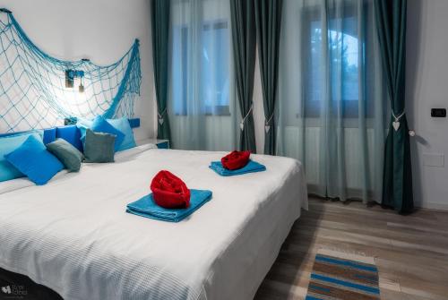 a bedroom with a bed with two red pillows on it at Delta MAYANKA in Mineri