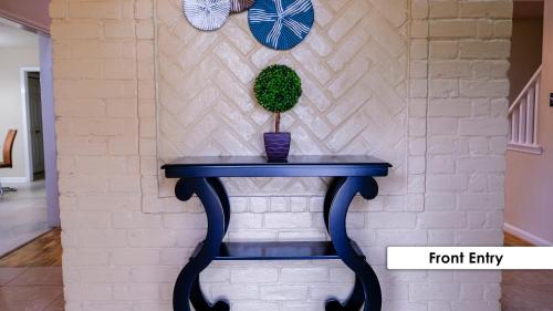 Χώρος καθιστικού στο Pool House, 20 Minutes from DT 4BDR for 10 Guests - Winkleman