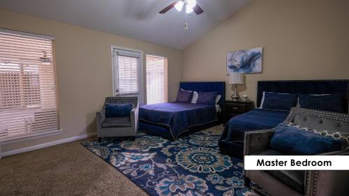 Χώρος καθιστικού στο Pool House, 20 Minutes from DT 4BDR for 10 Guests - Winkleman