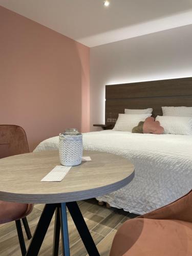 Ένα ή περισσότερα κρεβάτια σε δωμάτιο στο Les chambres d'à côté