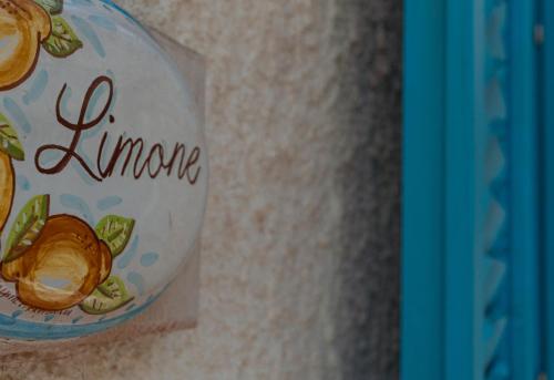 a sign that says lemon on a wall at La Casa del Limoneto in Favignana
