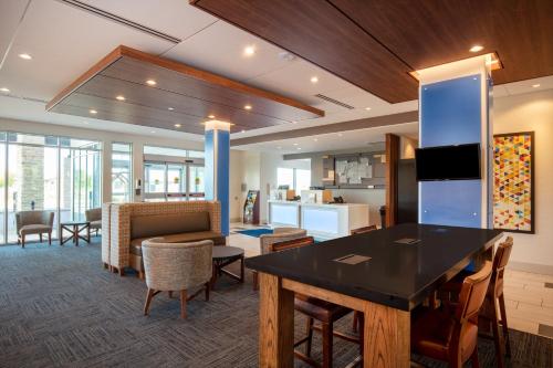Ruang duduk di Holiday Inn Express & Suites - Beloit by IHG
