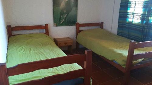 Habitación con 2 camas en una habitación en Casefo, en Aguas Dulces