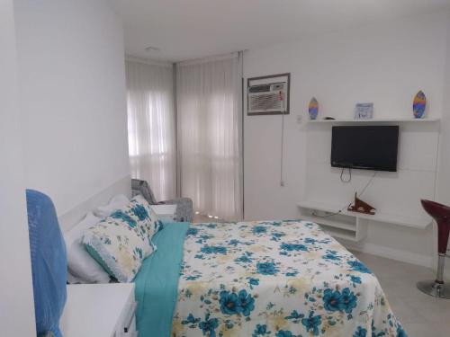 ein Schlafzimmer mit einem Bett und einem Flachbildfernseher in der Unterkunft Maravilhoso apartamento tipo loft na Reserva do Sahy em Mangaratiba RJ in Mangaratiba