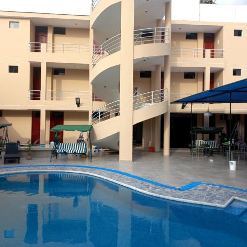 a view of the hotel from the pool at DEL VALLE HOUSE II in Ica