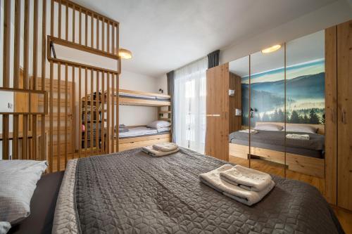 1 dormitorio con 1 cama grande y 2 toallas. en Apartmán U Suchého buku - Buková Hora, en Červená Voda