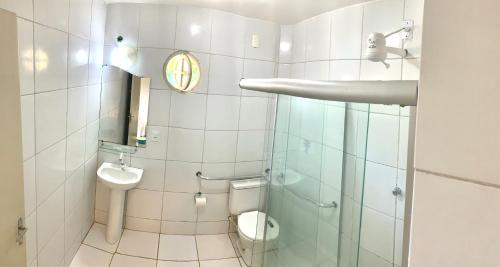een badkamer met een toilet en een wastafel bij Pousada Maturi - Pipa in Pipa