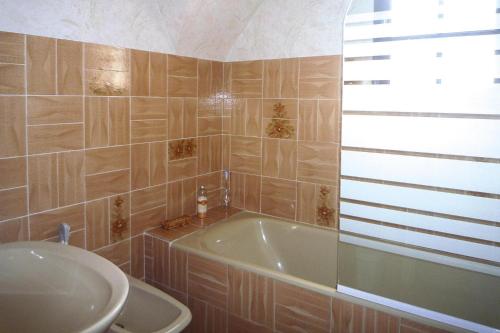 y baño con bañera y lavamanos. en Apartment, St Malo en Saint-Malo
