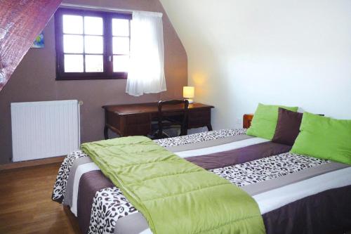 1 dormitorio con 2 camas, escritorio y ventana en Apartment, St Malo en Saint-Malo