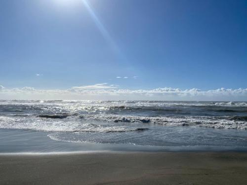 una playa con olas estrellándose en la orilla en Ostia Beach CryptoHouse, en Lido di Ostia