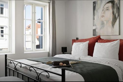 Schlafzimmer mit einem Bett mit Bild einer Frau in der Unterkunft A Place To Stay Stavanger, apartment 2 in Stavanger