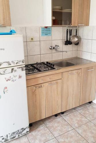 Η κουζίνα ή μικρή κουζίνα στο Seaside secluded apartments Cove Jedra, Hvar - 2583
