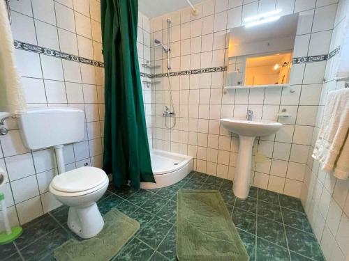 Kúpeľňa v ubytovaní Studio in Jadranovo 42266