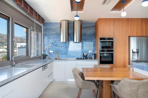 Dapur atau dapur kecil di Seafront Luxury Moonlight Villa in South East Crete with Breathtaking Views