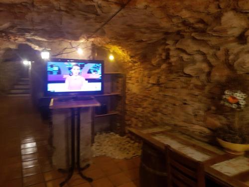 Μια τηλεόραση ή/και κέντρο ψυχαγωγίας στο Habitación en Ocaña