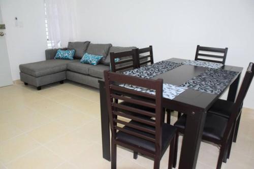 sala de estar con mesa y sofá en el Departamento residencial con lavadero Cancún, en Cancún